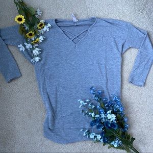 Cute grey long sleeve top! 🐚